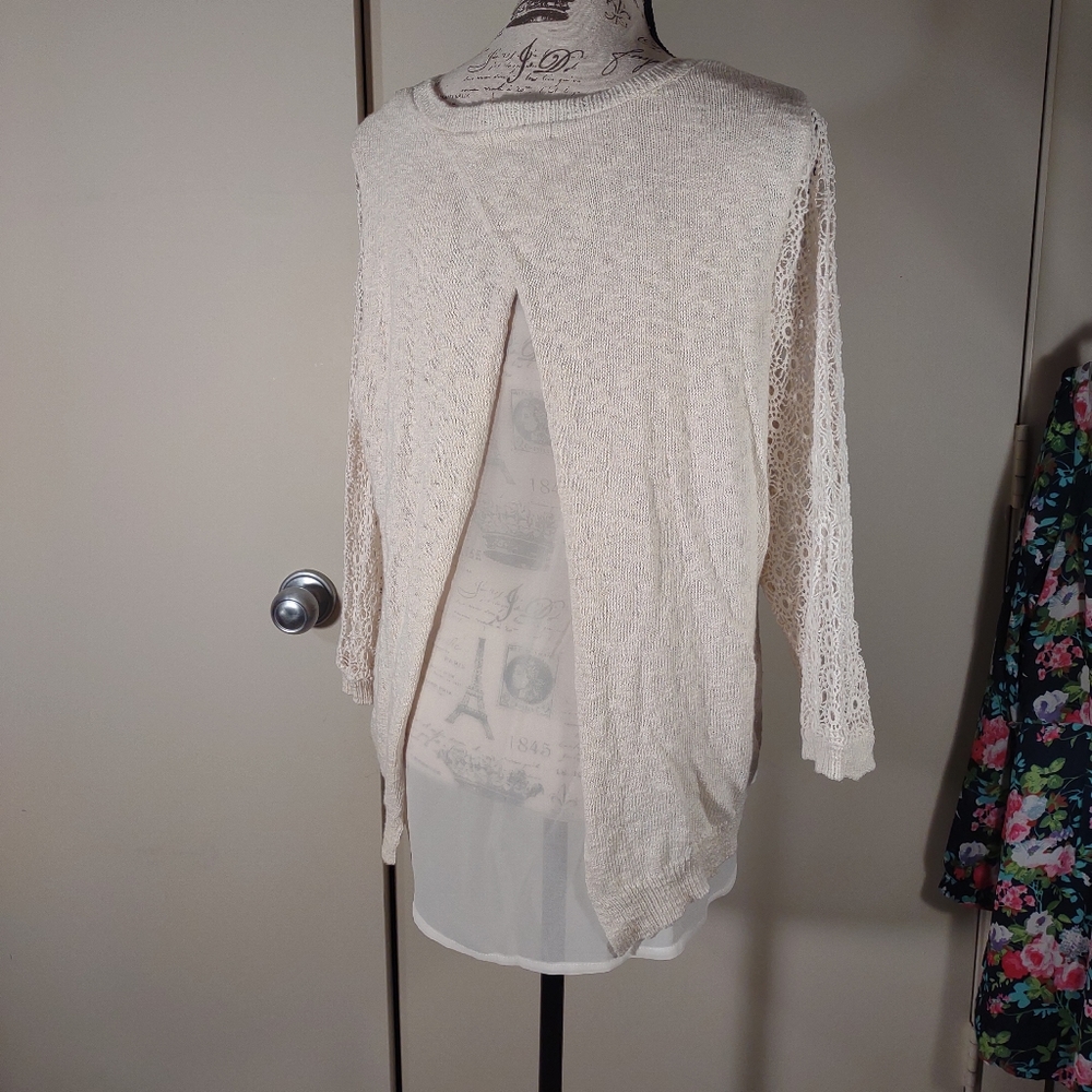 "roz & Ali" cream colored sweater, M, sheer lace sleeves